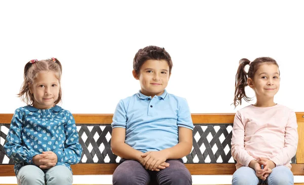 Kinderen Zittend Een Bankje Geïsoleerd Witte Achtergrond — Stockfoto