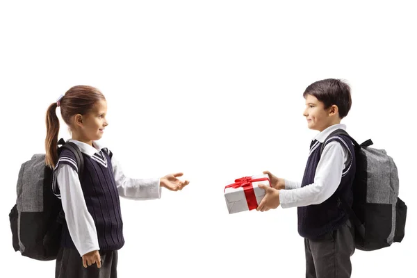 Junge Gibt Geschenk Ein Schulmädchen Isoliert Auf Weißem Hintergrund — Stockfoto