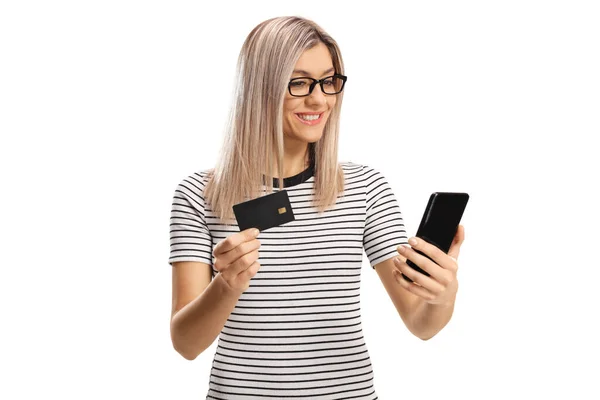 Młoda Kobieta Korzystająca Telefonu Komórkowego Karty Kredytowej Białym Tle — Zdjęcie stockowe