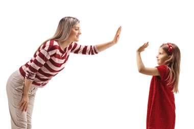 Beyaz arka planda izole edilmiş kırmızı elbiseli bir kızla beşlik çakan bir kadın.