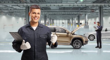 Otomobil tamircisi arabalı bir atölyede. 