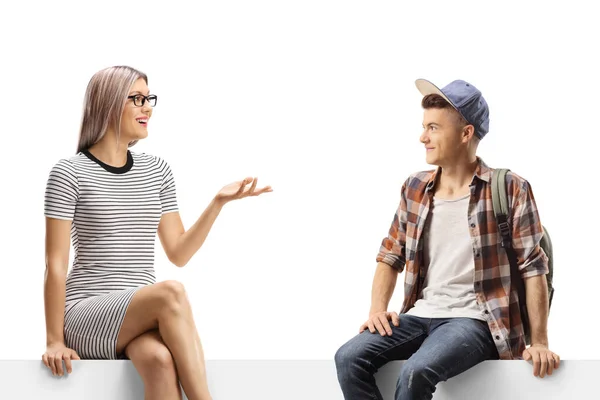 Mujer Joven Hablando Con Estudiante Masculino Sentada Panel Aislado Sobre — Foto de Stock