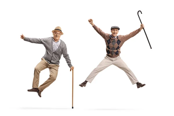 Portret Dwóch Szczęśliwych Starszych Mężczyzn Chodzącymi Laskami Skaczących Białym Tle — Zdjęcie stockowe