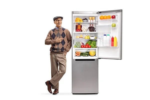 Портрет Пожилого Человека Опирающегося Открытый Холодильник Указывающего Белый Фон — стоковое фото