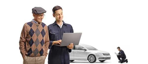 Cliente Edad Avanzada Con Coche Plateado Mecánico Con Ordenador Portátil —  Fotos de Stock