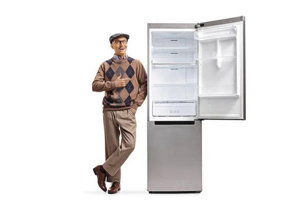 Полный Портрет Пожилого Человека Улыбающегося Указывающего Новый Холодильник Изолированный Белом — стоковое фото