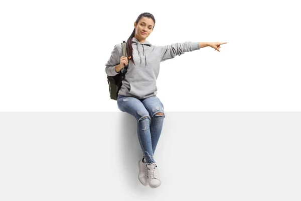 Étudiante Mignonne Assise Sur Tableau Blanc Pointant Vers Côté Isolé — Photo