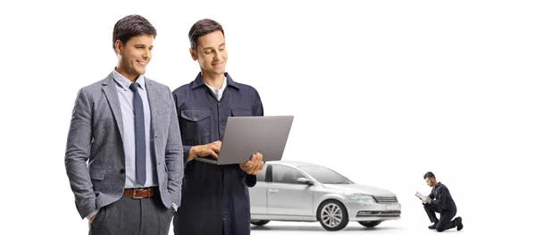 Cliente Masculino Mecánico Con Ordenador Portátil Aislado Sobre Fondo Blanco — Foto de Stock