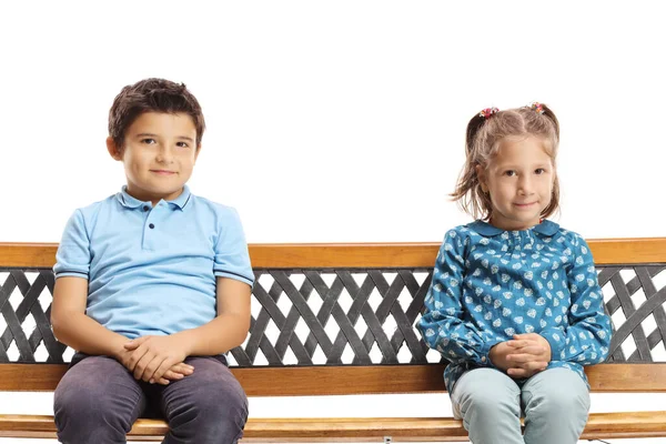 Schattige Jongen Een Verlegen Meisje Zitten Een Bank Kijken Naar — Stockfoto