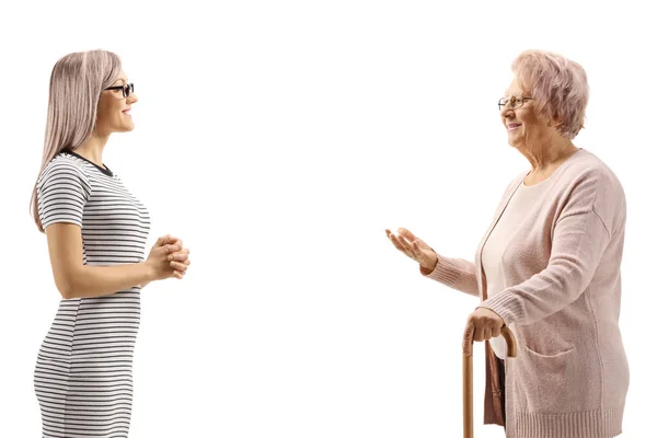 Bionda Giovane Donna Ascoltando Una Donna Anziana Che Parla Isolata — Foto Stock