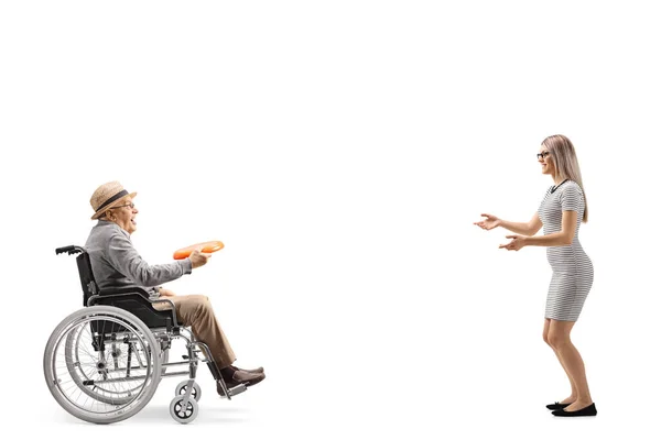 Полнометражный Снимок Пожилого Мужчины Инвалидной Коляске Играющего Игру Пластиковым Диском — стоковое фото