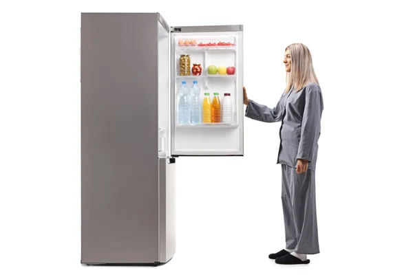 Frau Pyjama Öffnet Einen Kühlschrank Isoliert Auf Weißem Hintergrund — Stockfoto