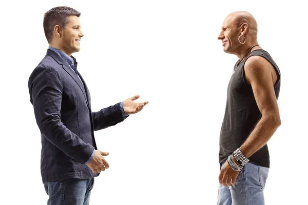 Dos Hombres Con Diferentes Estancias Hablando Aislados Sobre Fondo Blanco — Foto de Stock