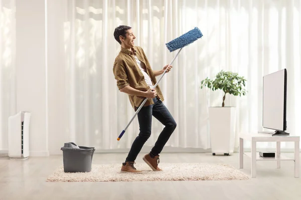 Homem Feliz Cantando Dançando Com Uma Esfregona Limpeza Casa Frente — Fotografia de Stock