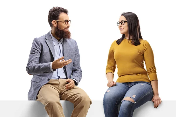 Vrolijk Baard Man Praten Met Een Jonge Vrouw Gezeten Een — Stockfoto