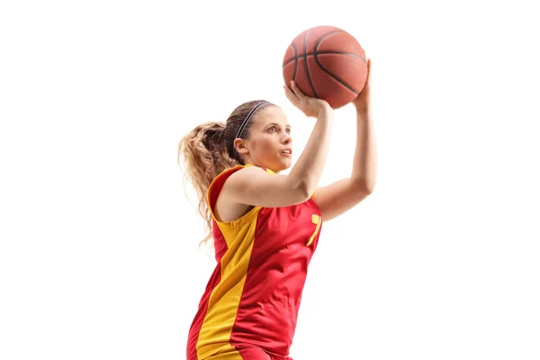 白い背景に孤立したボールをジャンプして撃つ女バスケットボール選手 — ストック写真