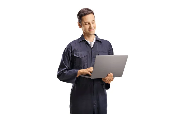 Jonge Mannelijke Werknemer Een Uniform Met Een Laptop Computer Geïsoleerd — Stockfoto