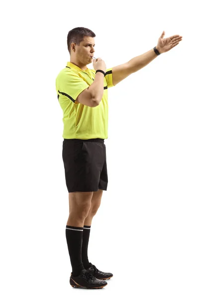 足球裁判员使用哨子 用被白色背景隔离的手指指对方 — 图库照片