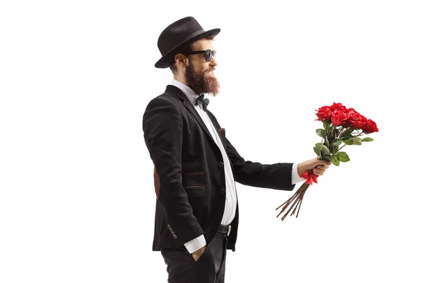 Homem Barbudo Terno Dando Buquê Rosas Vermelhas Isoladas Fundo Branco — Fotografia de Stock