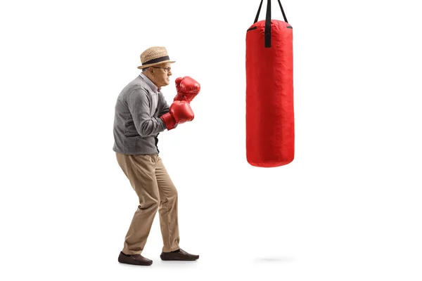 Полный Профиль Снимок Пожилого Человека Занимающегося Боксом Ударяющего Сумку Белом — стоковое фото