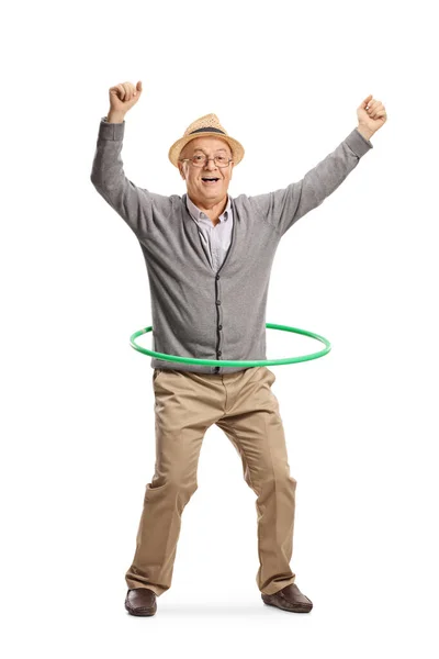 一个兴奋的老年男子在白色背景下旋转呼啦圈的全长肖像 — 图库照片