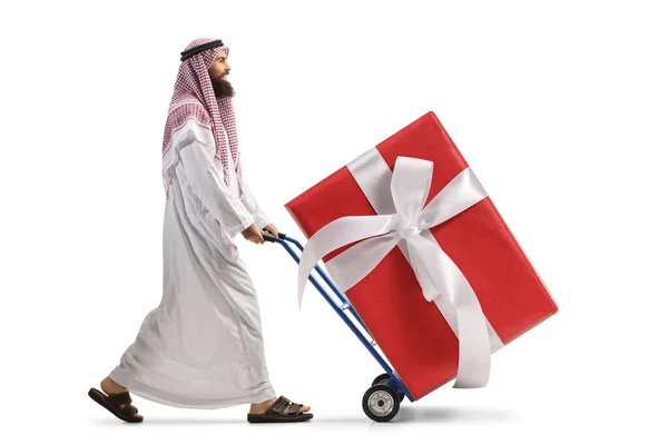 Saudi Araber Schiebt Einen Handwagen Mit Einer Großen Verpackten Geschenkschachtel — Stockfoto