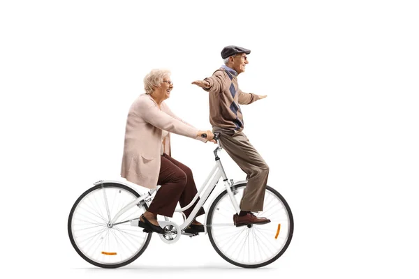 Casal Idosos Andando Bicicleta Isolada Sobre Fundo Branco — Fotografia de Stock