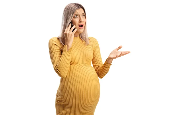 紧张的孕妇用白色背景隔离的手机说话 — 图库照片