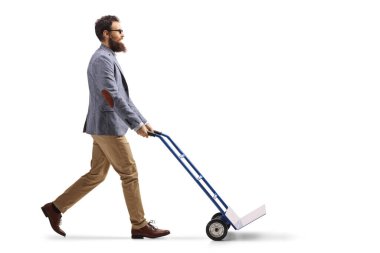 Beyaz arka planda izole edilmiş boş bir el arabasını iten sakallı bir adamın tam boy profil fotoğrafı.