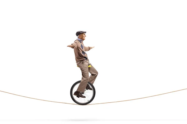 Anciano Montando Monociclo Sobre Una Cuerda Aislada Sobre Fondo Blanco — Foto de Stock
