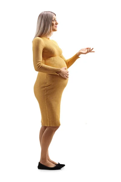 Całkowite Ujęcie Ciężarnej Kobiety Żółtej Sukience Trzymającej Brzuch Gestykulującej Odizolowaną — Zdjęcie stockowe