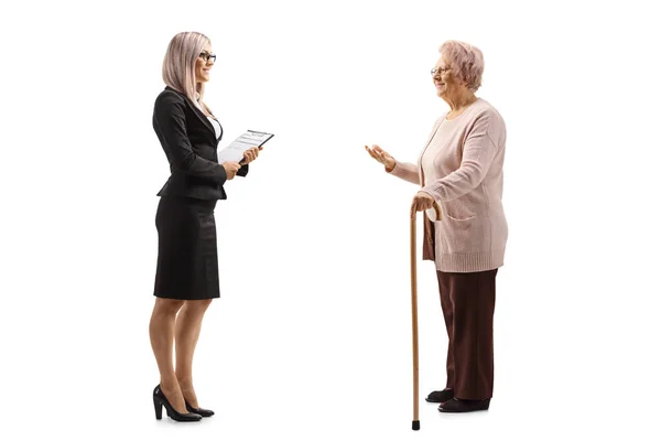 Foto Perfil Completo Una Joven Empresaria Hablando Con Una Anciana — Foto de Stock