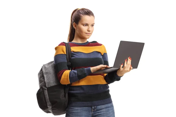 Полнометражный Портрет Студентки Стоящей Использующей Ноутбук Белом Фоне — стоковое фото
