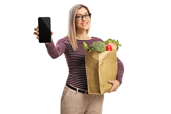 Jeune Femme Avec Sac Épicerie Montrant Smartphone Isolé Sur Fond — Photo