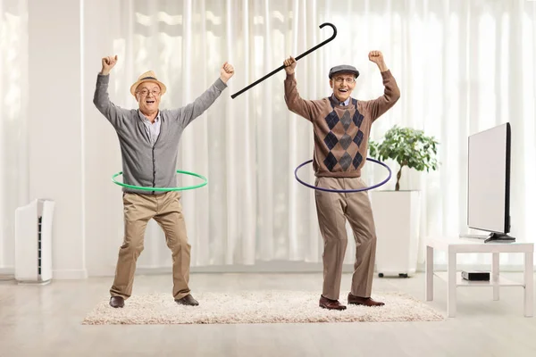 Zwei Ältere Männer Drehen Hula Hoop Reifen Wohnzimmer — Stockfoto