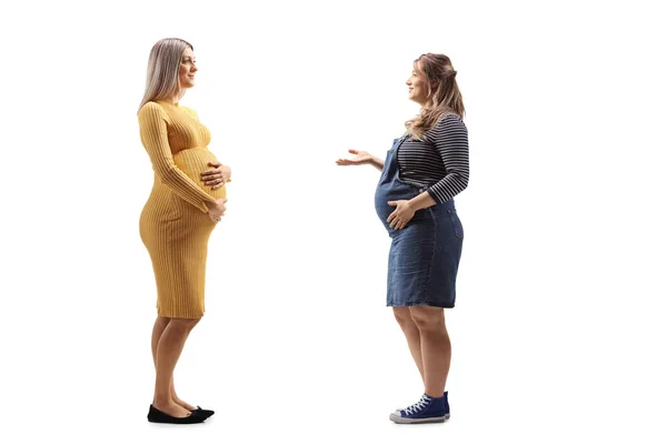 穿着黄色衣服的孕妇 与另一个身披白色背景的孕妇交谈 — 图库照片