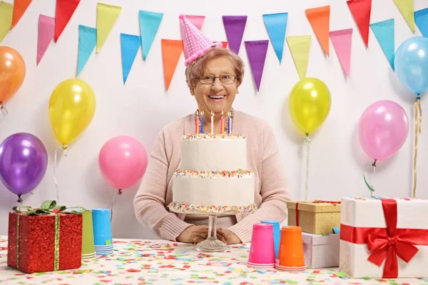 Glad Mogen Kvinna Firar Födelsedag Med Tårta Och Ljus — Stockfoto