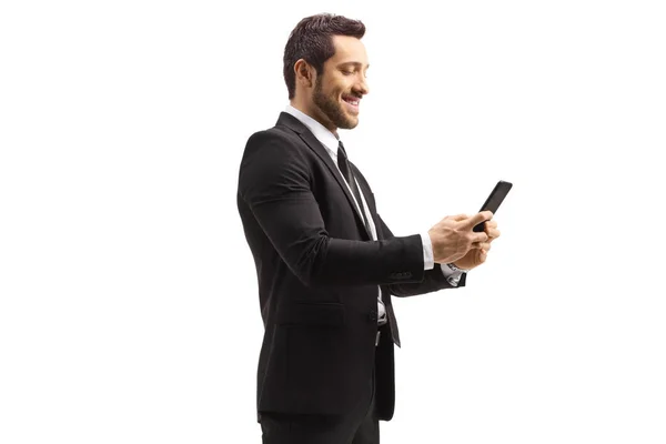 白地に隔離された携帯電話に笑顔と入力するビジネスマン — ストック写真