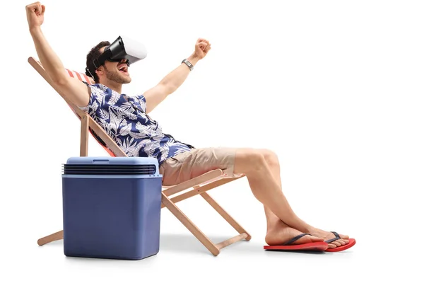 Uomo Una Sedia Sdraio Con Auricolare Gesticolare Felicità Isolato Sfondo — Foto Stock
