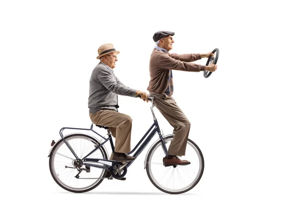 Dois Homens Idosos Andando Bicicleta Segurando Volante Isolado Fundo Branco — Fotografia de Stock