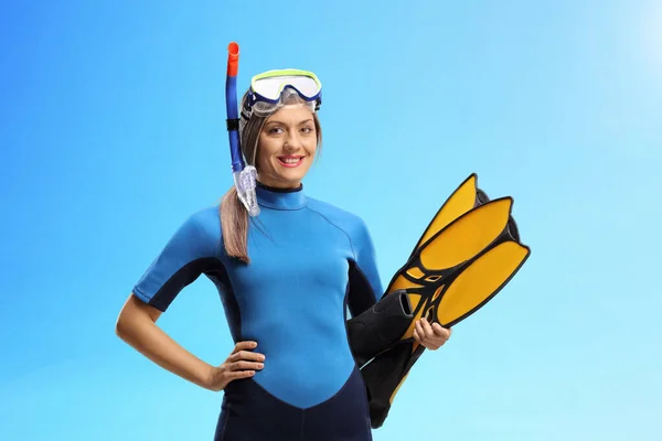 Mujer Con Equipo Snorkel Máscara Aletas Cielo Azul — Foto de Stock