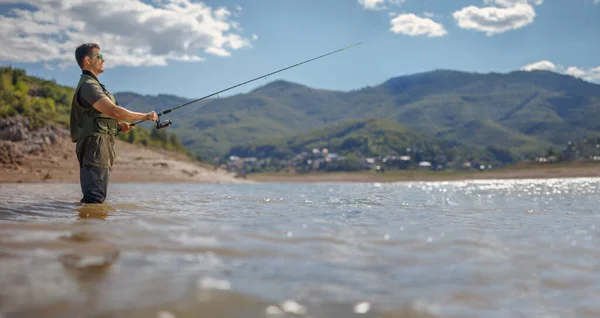 Joven Pescando Lago Mavrovo Macedonia — Foto de Stock