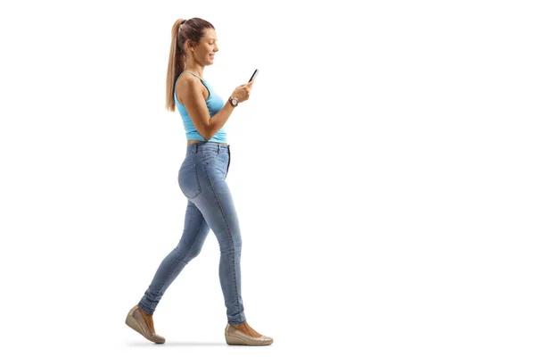 Profilo Completo Una Giovane Donna Jeans Che Cammina Utilizza Telefono — Foto Stock