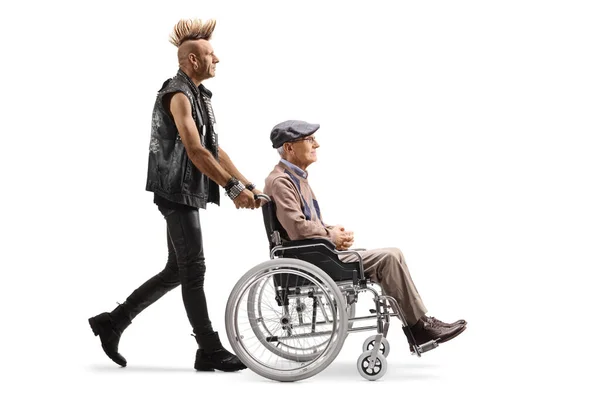 Punk Tlačí Invalidní Starší Muž Invalidním Vozíku Izolované Bílém Pozadí — Stock fotografie