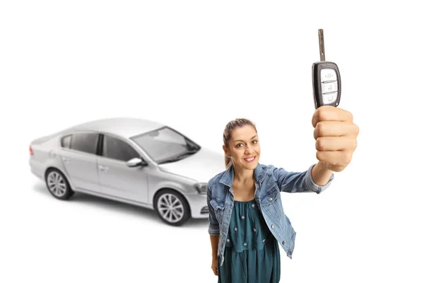 Mladá Žena Ukazuje Klíč Auta Nové Stříbrné Auto Izolované Bílém — Stock fotografie