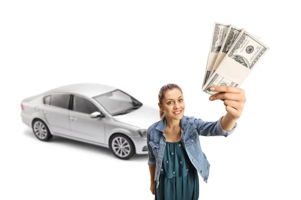 Mladá Žena Drží Peníze Frint Stříbrného Auta Izolované Bílém Pozadí — Stock fotografie