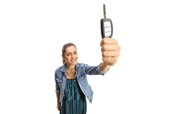 Kamera Önünde Araba Anahtarı Gösteren Sıradan Bir Genç Kadın Beyaz — Stok fotoğraf