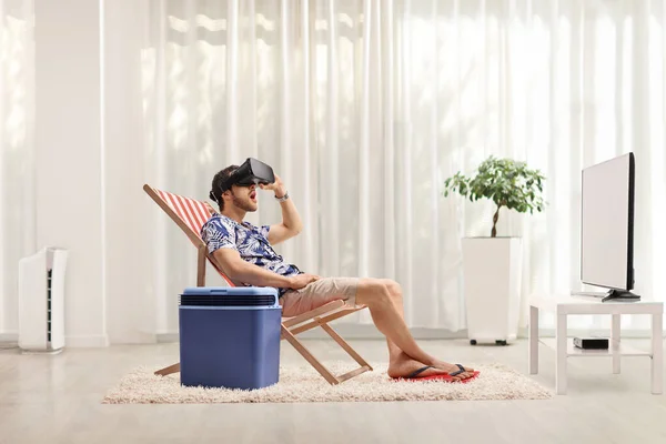 Pria Kursi Dek Dengan Headset Duduk Rumah Ruang Tamu — Stok Foto