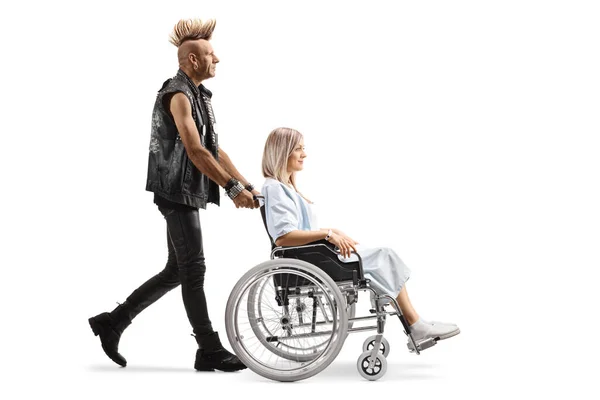 Punker Muž Tlačí Mladá Žena Pacient Invalidním Vozíku Izolované Bílém — Stock fotografie