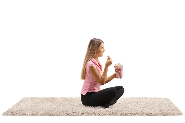 Mujer Joven Con Una Caja Palomitas Maíz Sentada Sobre Una — Foto de Stock